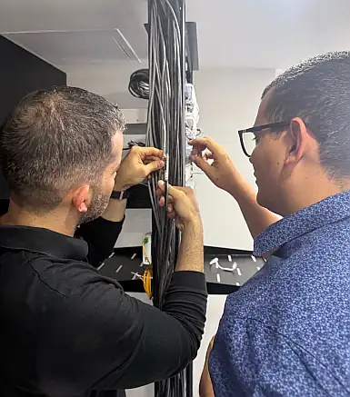 Ingenieros revisando planos